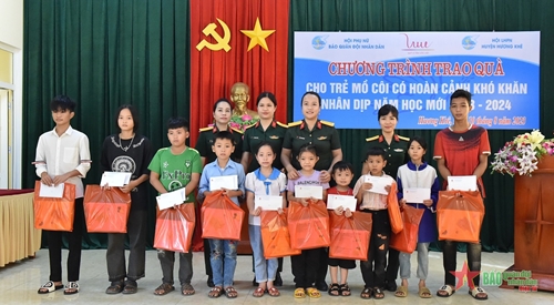 Hội Phụ nữ Báo Quân đội nhân dân trao quà tặng trẻ em có hoàn cảnh khó khăn tại Hương Khê, Hà Tĩnh